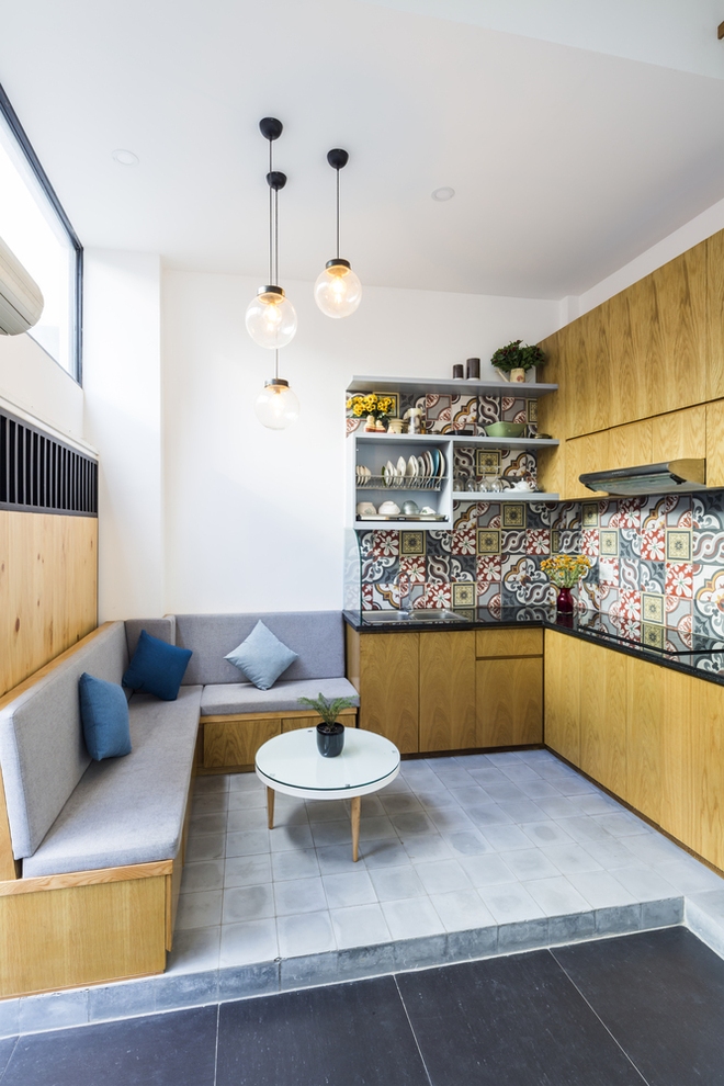  Phòng khách và khu bếp được phân chia bởi phong cách đi màu và chất liệu gỗ - gạch bông 