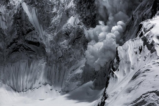  Nhiếp ảnh gia Paddy Scott đã có mặt tại đây trong chuyến thám hiểm trước khi ông bị chặn lại bởi một trận lở tuyết kinh hoàng. 
