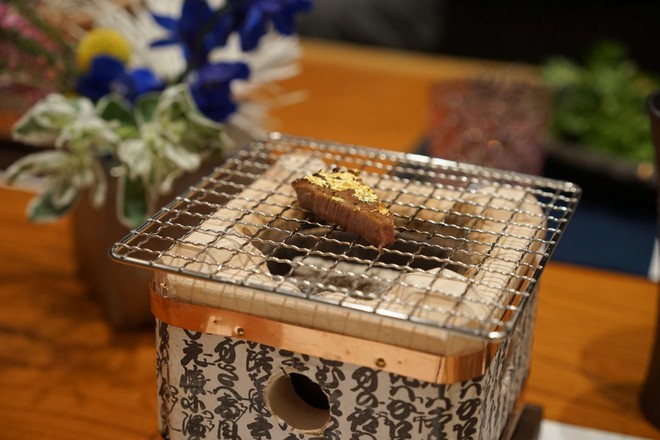 
Mỗi khách có một bếp hibachi nhỏ ngay tại bàn.
