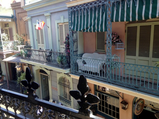  Góc nhìn từ ban công của câu lạc bộ 33 ra ngoài quảng trường New Orleans 