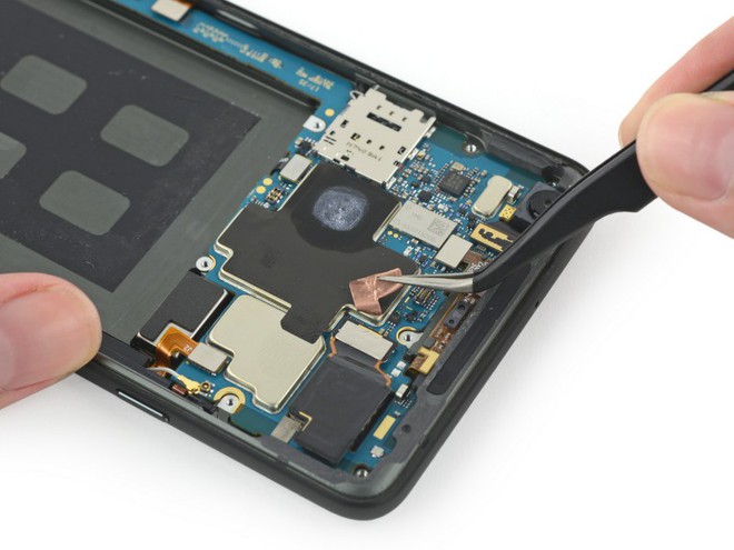 iFixit mổ Google Pixel 2 XL, chỉ đạt 6/10 điểm sửa chữa - Ảnh 13.