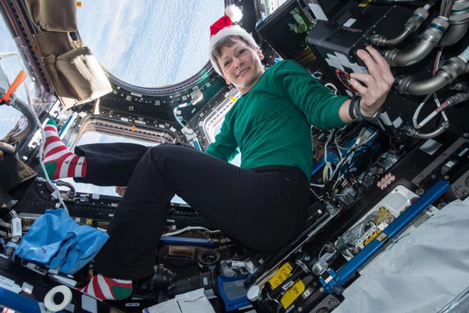 Kỹ sư Peggy Whitson trong chuyến hành trình Expedition 50 gửi lời chúc trên trạm vũ trụ ISS. Ảnh chụp tháng 12/2016