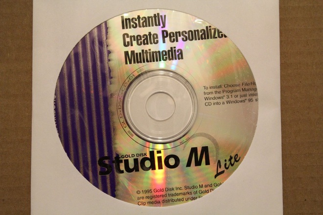  Một chiếc đĩa CD nhưng nó chỉ được dùng để cài đặt cho phần mềm đa phương tiện. 