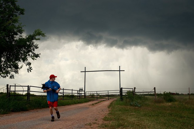  Hunter Anderson hối hả trở lại chiếc xe thám sát lốc xoáy vì cơn giông bão siêu xảy ra vào ngày 10 tháng 5 tại Quanah, Texas. 
