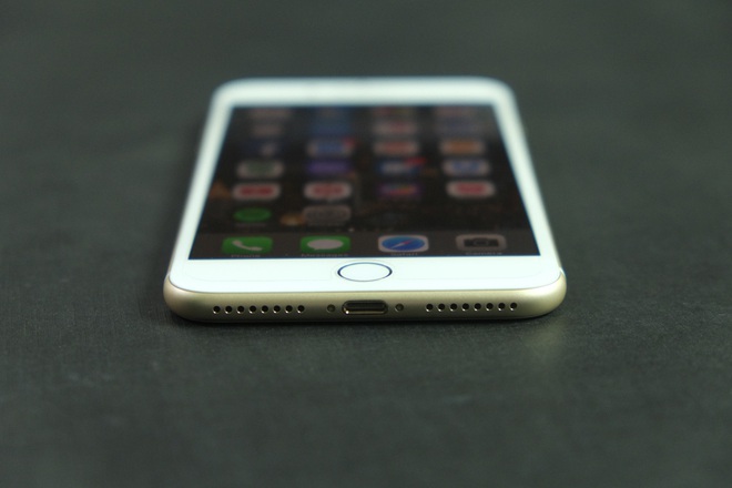  iPhone 7 là chiếc điện thoại đầu tiên loại bỏ jack cắm tai nghe. 