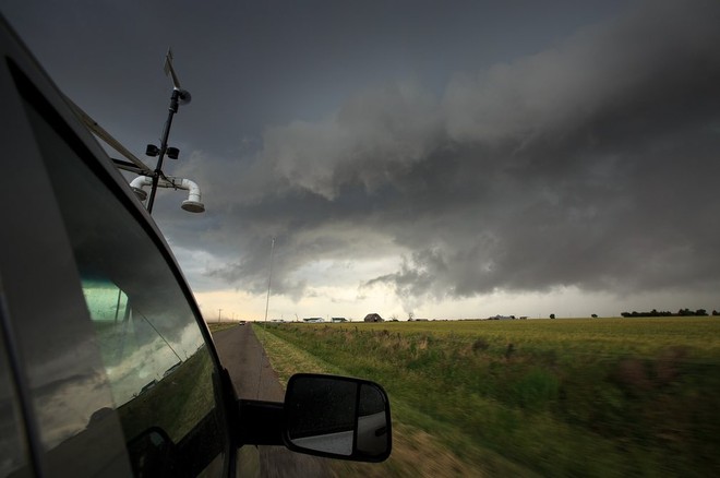  Nhìn từ cửa sổ xe trinh sát, một cơn giông bão siêu bão (Supercell) ra vào ngày 10 tháng 5 ở Olustee, Oklahoma. 