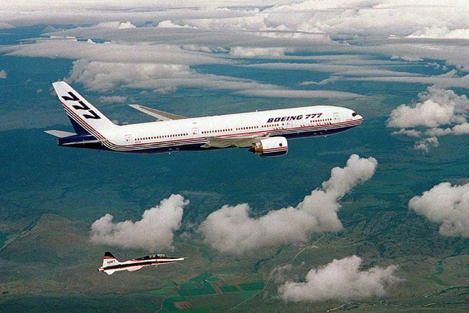  Chiếc Boing 777 đang sải cánh trên trời cao. 