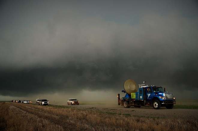  Chiếc xe DOW di chuyển trong cảnh tượng sấm sét vào ngày 10 tháng 10 tại Olustee, Oklahoma. 