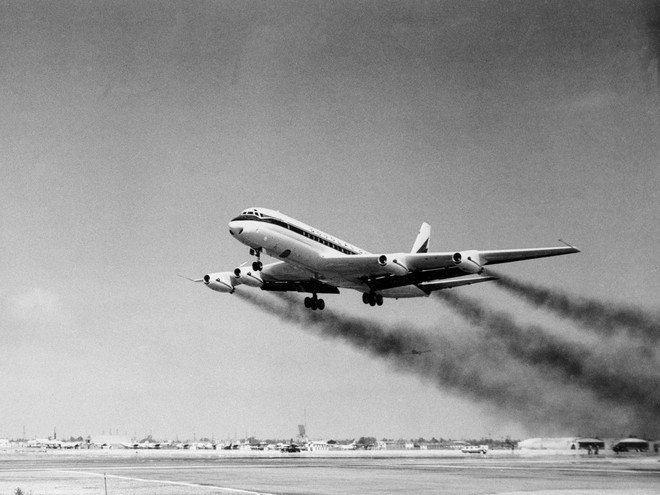  Chiếc máy bay Douglas DC-8 đang cất cánh. 