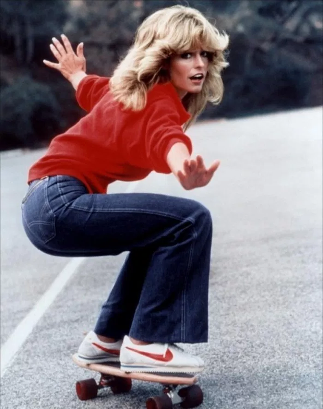  Farrah Fawcett cực ngầu khi trên chân Nike Cortez trong bộ phim Charlies Angels năm 1976 