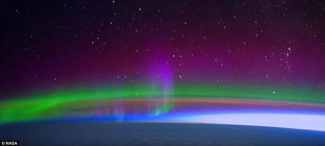  Vào tháng Tư năm nay, NASA đã công bố một video timelapse với độ phân giải ultra-high 4K của cực quang Borealis và Australis như được nhìn thấy từ độ cao 402 dặm so với bề mặt Trái đất. 