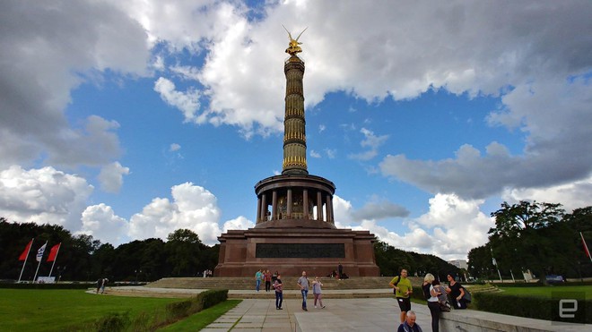  Ống kính góc rộng có thể chụp toàn bộ kiến trúc Đài Chiến Thắng, thủ đô Berlin, nước Đức. 