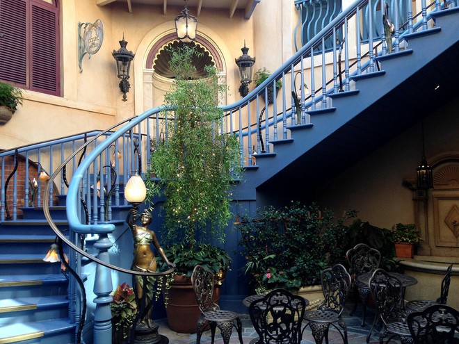  Cầu thang dẫn lên nhà hàng của câu lạc bộ 33. Khung cảnh và cách trang trí khiến chúng ta liên tưởng tới một khu vườn cổ tích, đúng với phong cách của Disney 