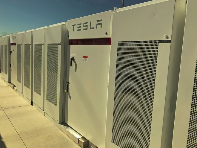  Những tấm pin Powerpacks của Tesla tại trạm biến áp Edison phía Nam California ở Mira Loma. 