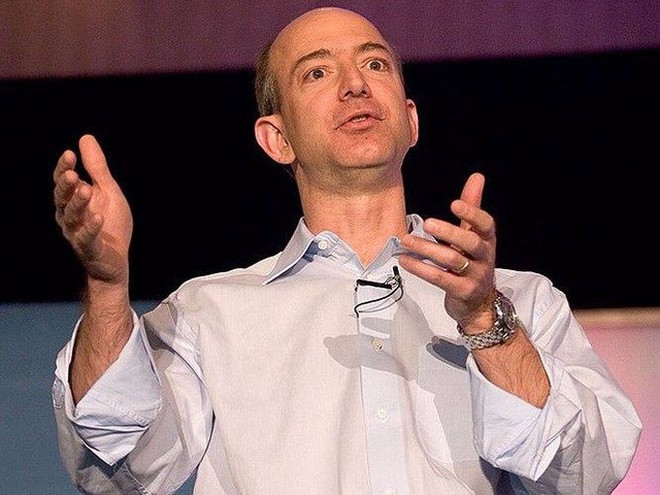  Jeff Bezos - CEO của Amazon. 