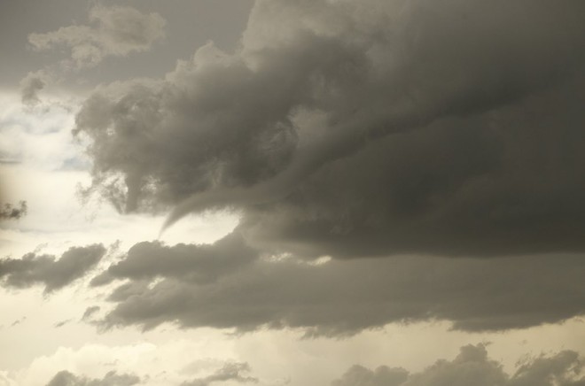  Một đám mây nhỏ đang phát triển từ một cơn giông giông siêu bão vào ngày 8 tháng 5. Supercells là loại giông bão hiếm và có thể tạo ra thời tiết vô cùng khắc nghiệt, bao gồm gió, mưa và lốc xoáy. Siêu bão chứa một luồng gió quay sâu và liên tục được gọi là mesocyclone (tiền thân của vòi rồng). 