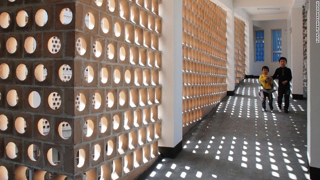  Bệnh viện Angdong với thiết kế tường bê tông khoét lỗ giúp ánh nắng len vào bên trong. 