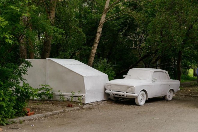  Để tạo ra hiệu ứng thị giác, các nghệ sĩ đã che phủ hoàn toàn chiếc ô tô và xe rác bằng sơn trắng 