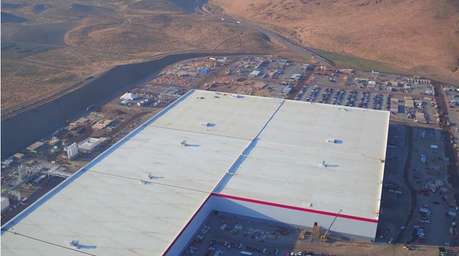 
Trong một bài phỏng vấn với Leonardo Dicaprio, Musk chia sẻ diện tích sử dụng thực của nhà máy sẽ vào khoảng 1 tỷ 393 triệu mét vuông (15 triệu feet vuông), trong đó bao gồm các tầng và các công trình hạng mục quan trọng
