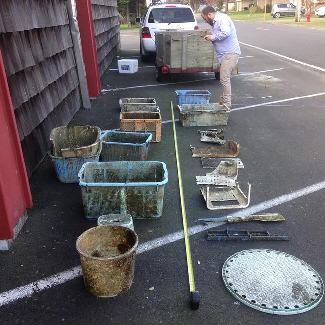  Các mảnh vỡ được đưa vào trung tâm Khoa học Hàng hải của Đại học bang Oregon để kiểm tra. 