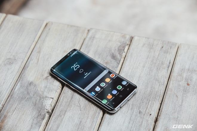  S8 là chiếc điện thoại màn hình vô cực đầu tiên của Samsung. 