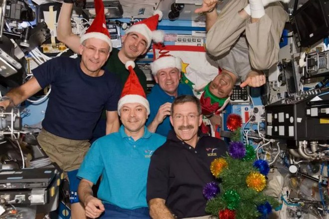 Phi hành đoàn trên trạm ISS tổ chức lễ Giáng sinh vào năm 2011. Ảnh NASA