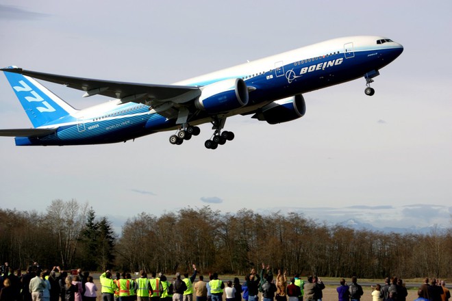  Chiếc Boeing 777-200LR đang cất cánh. 