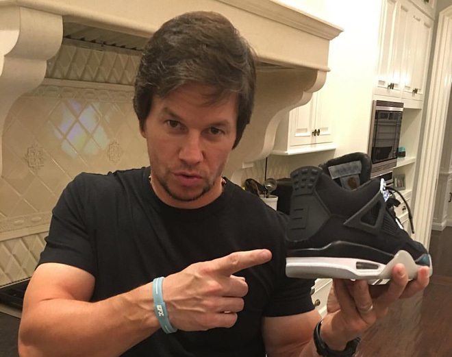  Nam tài tử Mark Wahlberg là một fan cứng cựa của dòng giày Jordan, trên tay anh là đôi Jordan IV Eminem x Carhartt siêu hiếm, siêu đắt 