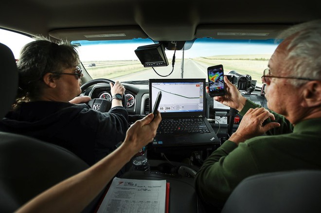  Di chuyển bằng xe khảo sát, nhà nghiên cứu Rachel Humphrey và Tim Marshall đang thảo luận về hướng đi của radar và bão khi họ đuổi theo cơn bão I-70 trong ngày 8 tháng 5 tại hạt County, bang Colorado. 