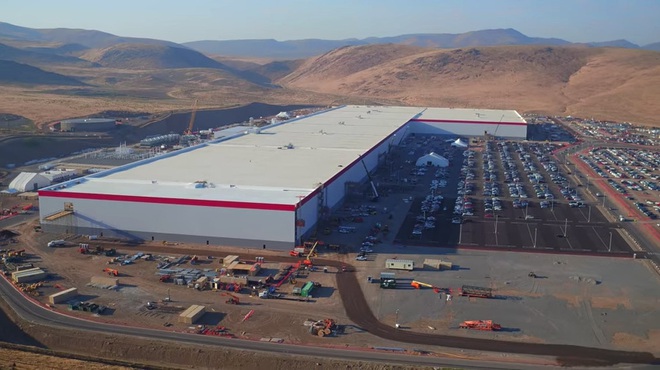 
Musk dự định sẽ xây một chuỗi 5 siêu nhà máy. Trong đó địa điểm của một nhà máy tiếp theo hiện nằm tại Buffalo, New York và sẽ bắt đầu tiến hành sản xuất các tấm pin năng lượng mặt trời vào cuối năm 2017
