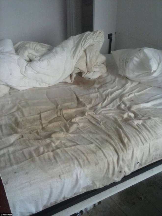 Chiếc ga giường chuyển sang màu nâu cáu bẩn.