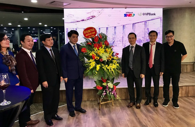  Tiếc tục sự kiện, chủ tịch UBND thành phố Hà Nội tặng hoa và chụp ảnh lưu niệm chúc mừng khai trương UP@VPBANK 