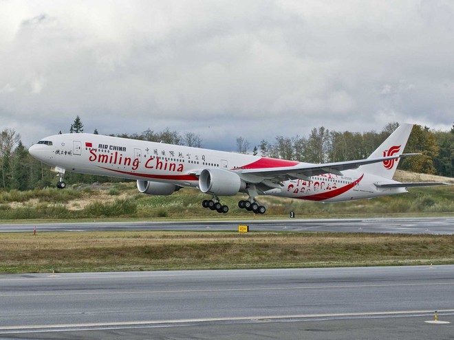  Boeing 777 với logo của hãng hàng không Smiling China. 