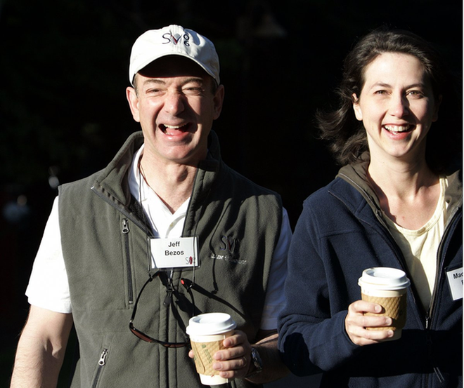  Jeff Bezos và người vợ - một tiểu thuyết gia. 