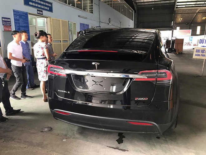  Tesla Model X P100D có thời gian tăng tốc từ 0-97 km/h còn nhanh hơn nhiều siêu xe như Lamborghini Aventador LP700-4 hay Ferrari F12 Berlinetta. 