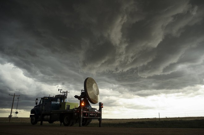  Chiếc xe DOW đang quét một cơn giông bão siêu mạnh (Supercell) vào ngày 8 tháng 5, Hạt Elbert, Colorado. 