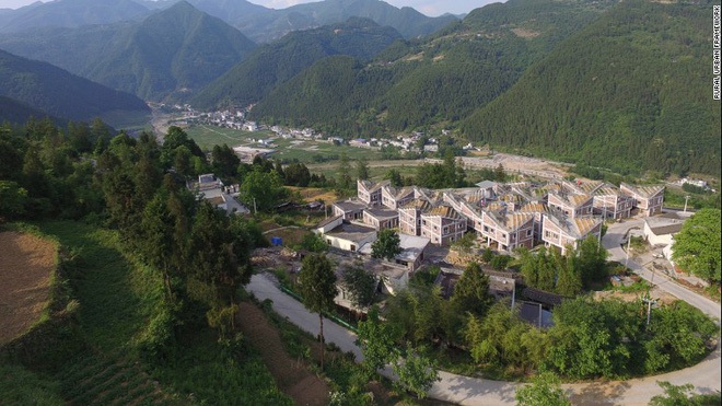  Từ một ngôi làng bị phá hủy hoàn toàn sau động đất, làng Jintai đã chuyển mình thành một khu nhà xinh xắn với những đổi mới tiên tiến. 