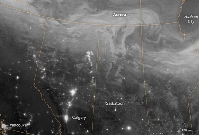  Chỉ một vài giờ sau thời khắc đông chí của năm nay, những người dân ở miền bắc Canada đã được chứng kiến một màn trình diễn cực quang khó quên. Hiện tượng này đã được một vệ tinh của NASA chụp lại bằng hồng ngoại, khi bầu trời xung quanh khu vực đó đang sáng lên. 