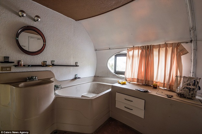  Ngay cả kiến trúc phòng tắm cũng mang phong cách “viễn tưởng”, gồm một bồn rửa mặt và bồn tắm kê cạnh cửa sổ nhỏ. 
