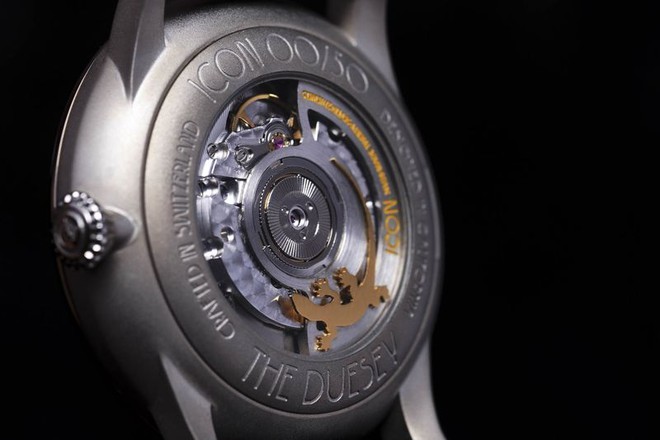  Các bộ phận của đồng hồ đều có nguồn gốc từ Thụy Sĩ, phía sau có logo thằn lằn, giống với logo mà Jonathan Ward sử dụng cho công ty Icon của mình 