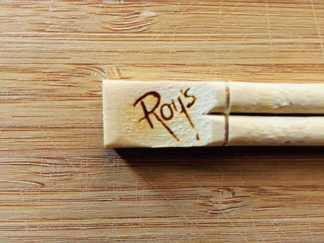 
Cropsticks nhận khắc logo cho nhà hàng đặt dùng đũa của mình.
