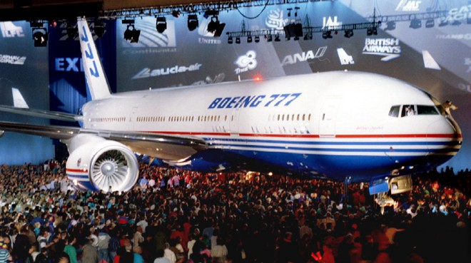  Hình ảnh chiếc Boeing 777 trước ánh mắt ngưỡng mộ của hàng ngàn người. 