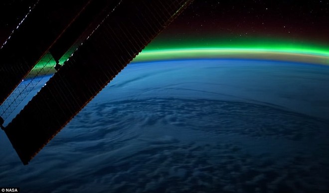  Thiếu tá Tim Peake đã chộp được khoảnh khắc tuyệt đẹp này trong khi trạm vũ trụ đang đi qua lớp sương mù màu xanh bằng cách chụp ảnh qua cửa sổ. 