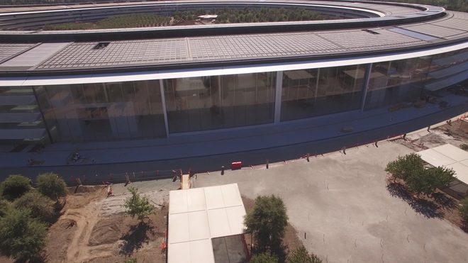  Apple Park được thiết kế với những của kính cao bằng 4 tầng tòa nhà, mở ra một không gian rộng khổng lồ 