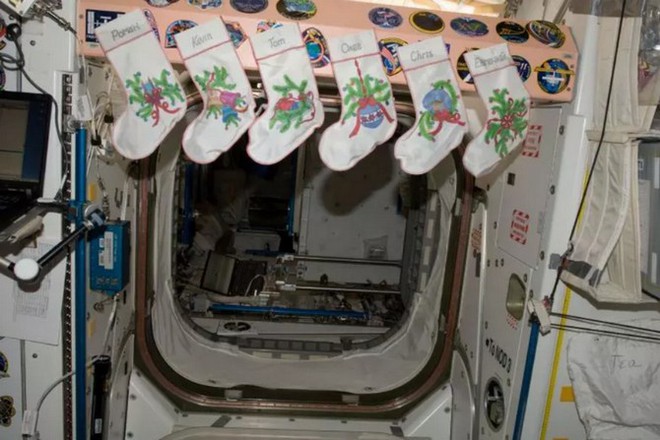 Hình ảnh những chiếc vớ treo bên trong mô-đun Node 1 (Unity) nhân dịp lễ Giáng sinh trên trạm ISS vào năm 2012. Ảnh NASA