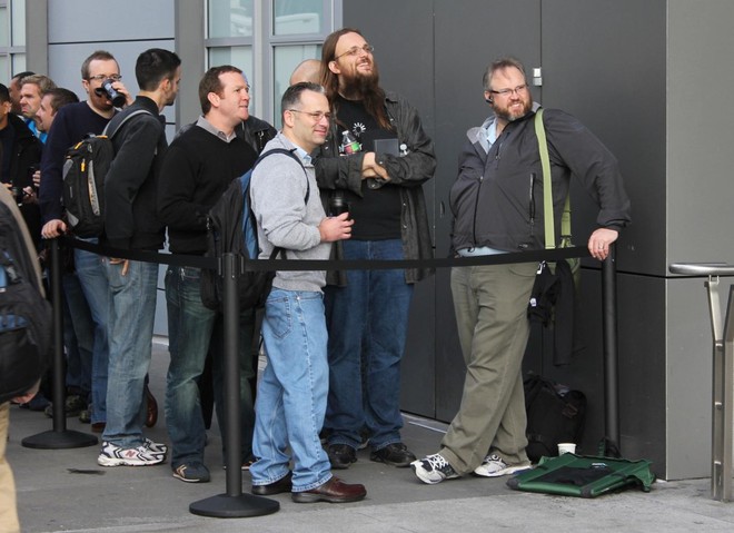 Jay Freeman, thứ hai từ bên phải, xếp hàng tại một sự kiện của Apple vào năm 2010. Ảnh: Ben Miller. 