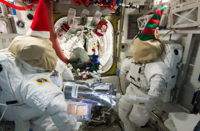 Vào năm 2014, bên cạnh đồ trang trí, các nhà du hành vũ trụ cũng thưởng thức thêm sữa và bánh quy trong đêm Noel. Ảnh NASA
