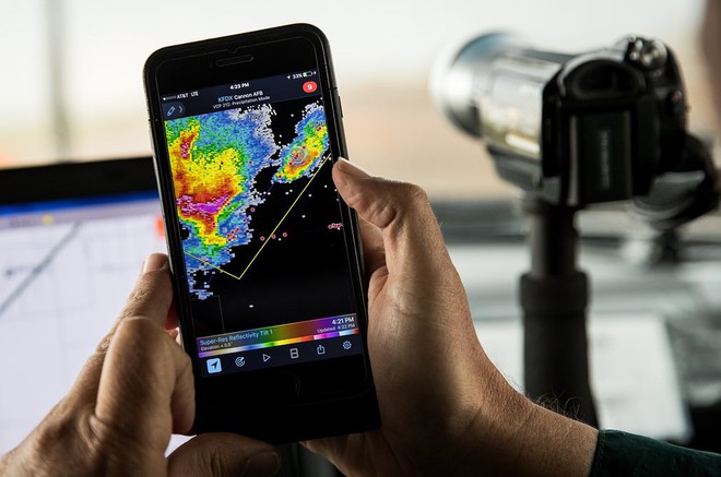  Radar giám sát trên smartphone hỗ trợ Tim Marshall trong quá trình theo dõi sự hình thành của cơn bão. 