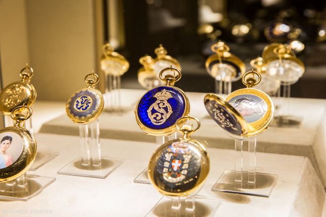  Một số mẫu đồng hồ từng thuộc sở hữu của những nhân vật nổi tiếng trong lịch sử, ví dụ như chiếc đồng hồ bỏ túi của Nữ hoàng Victoria ở góc dưới bên trái. 
