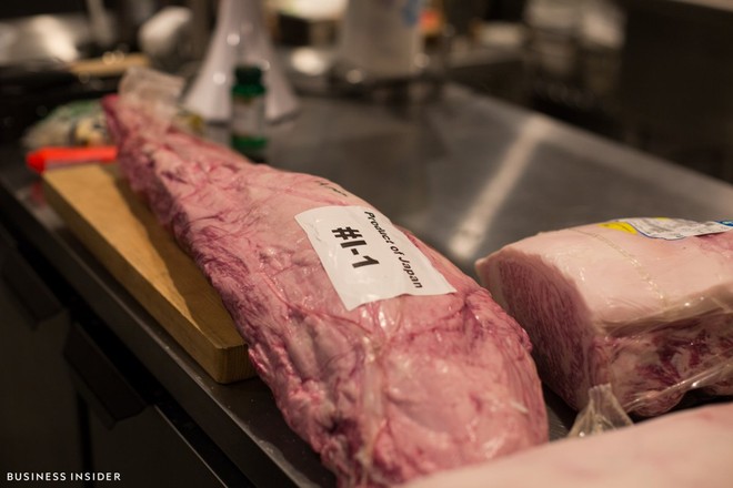
Thịt được phục vụ ở Hiroshi hoàn toàn được nhập từ Nhật Bản. Nhà cung cấp gửi thịt đông lạnh qua FedEx có giấy chứng thực.
